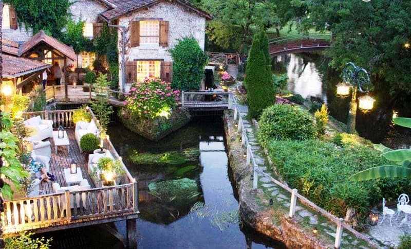 Le Moulin Du Roc main