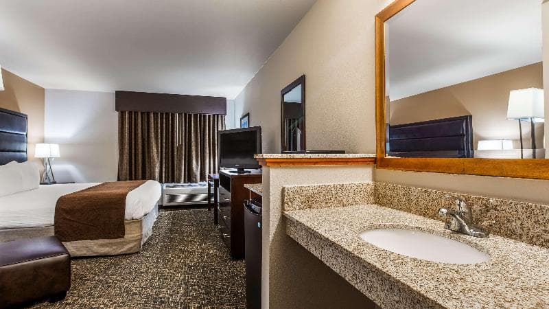 Best Western Oak Meadows Inn 5