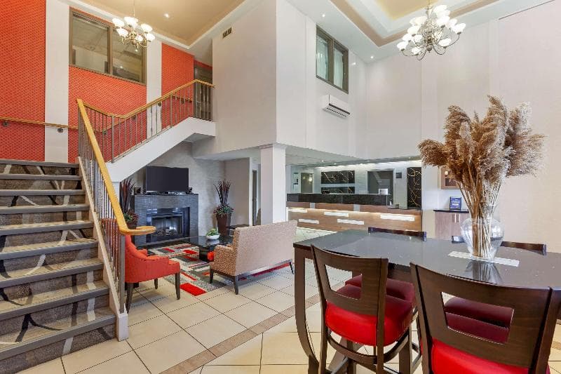 Best Western Plus Burlington Inn & Suites 5
