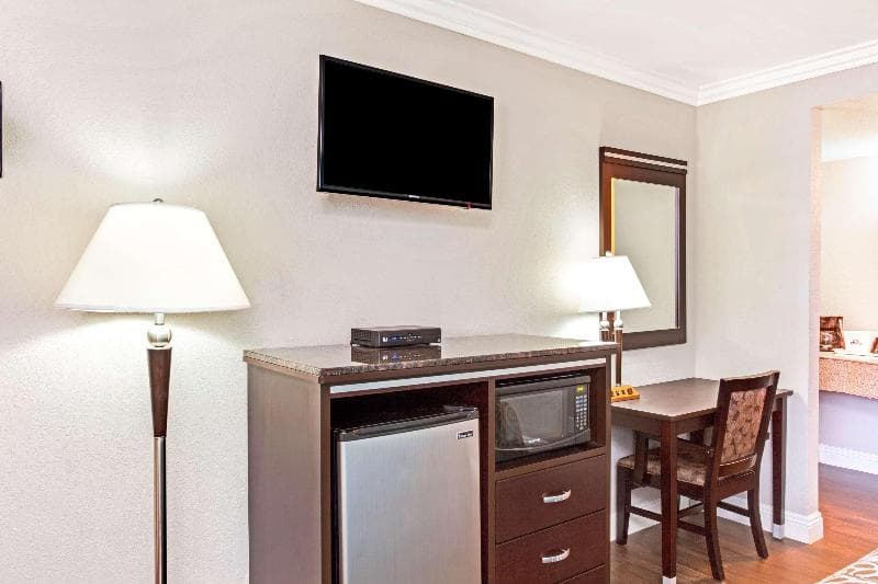 Cabana Inn & Suites 5