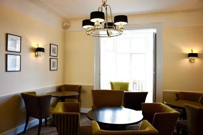 Queens Court Hotel main