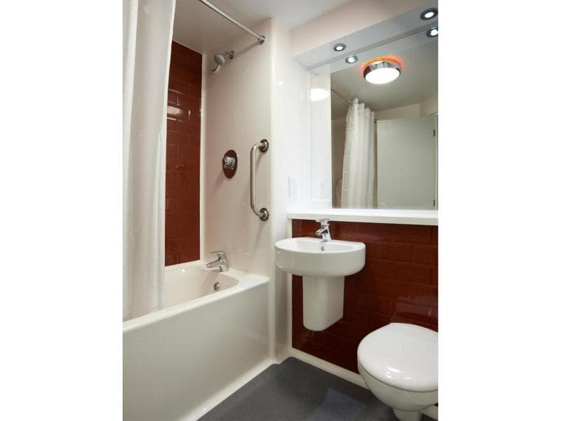 Travelodge Woking Central 5