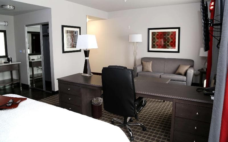 Hampton Inn Pearsall 4