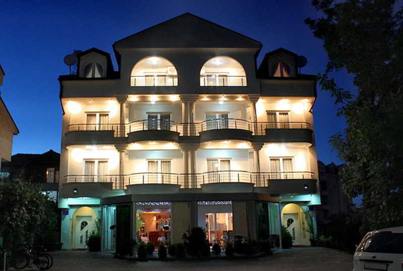 Villa Maki main
