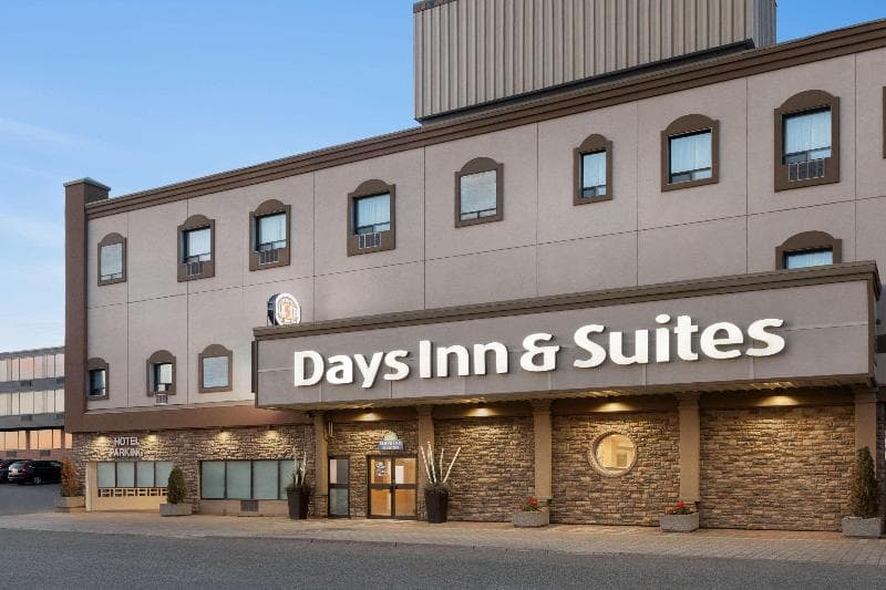 Days Inn & Suites By Wyndham Sault Ste. Marie On 4
