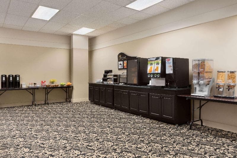 Days Inn & Suites By Wyndham Sault Ste. Marie On 1
