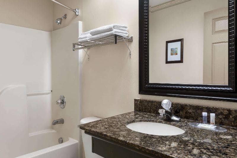 Days Inn & Suites By Wyndham Sault Ste. Marie On 2