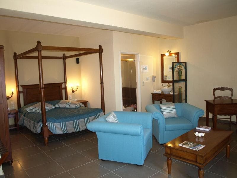 Porto Mani Suites 4