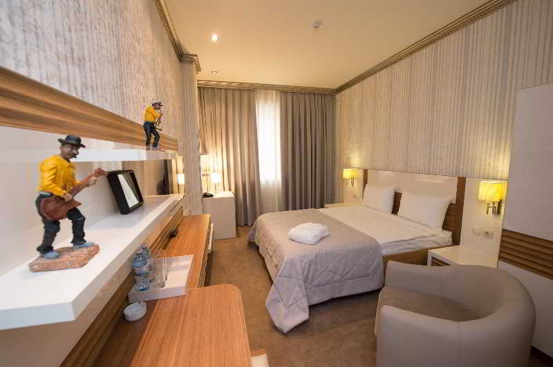 Boulevard Side Hotel 3