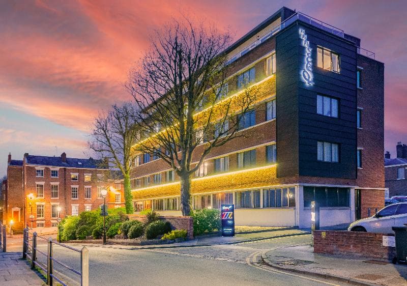 Roomzzz Aparthotel Chester City main