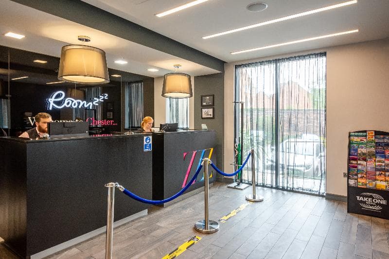 Roomzzz Aparthotel Chester City 3