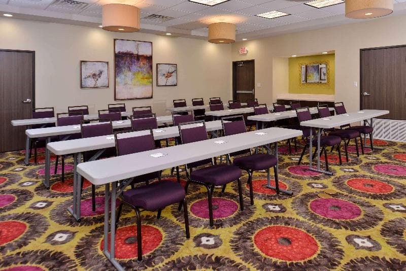 Hampton Inn & Suites Dallas Market Center 4