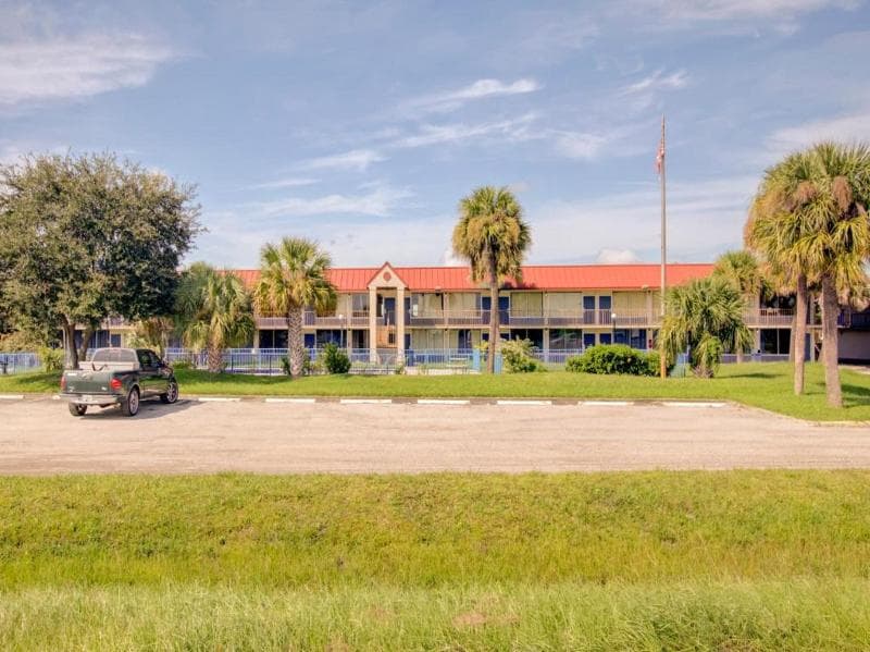 Oyo Hotel Dundee By Crystal Lake 4