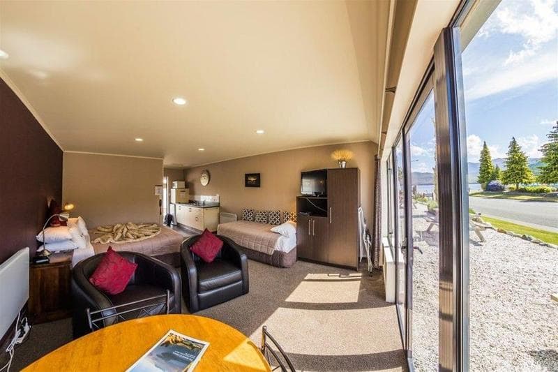 Lakefront Lodge 5