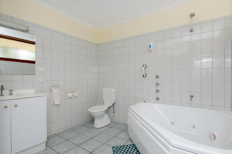 William Macintosh Motor Lodge 5