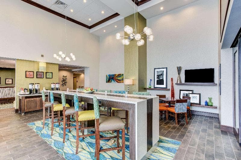 Hampton Inn & Suites Manchester 3