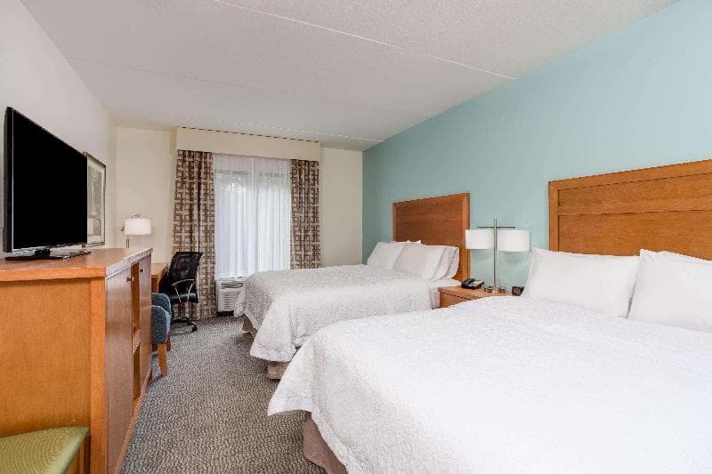 Hampton Inn & Suites Manchester 4