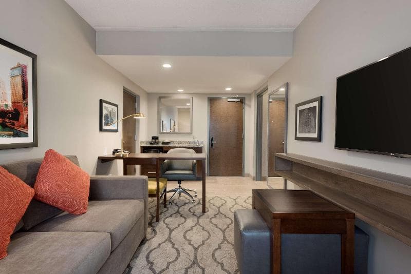 Embassy Suites by Hilton Chicago Naperville 4