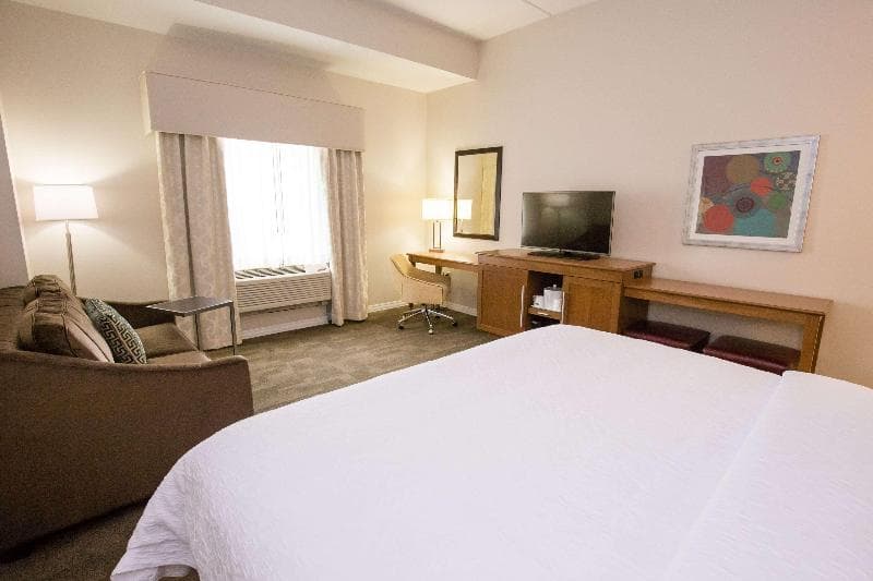 Hampton Inn & Suites Pittsburgh/Harmarville 2