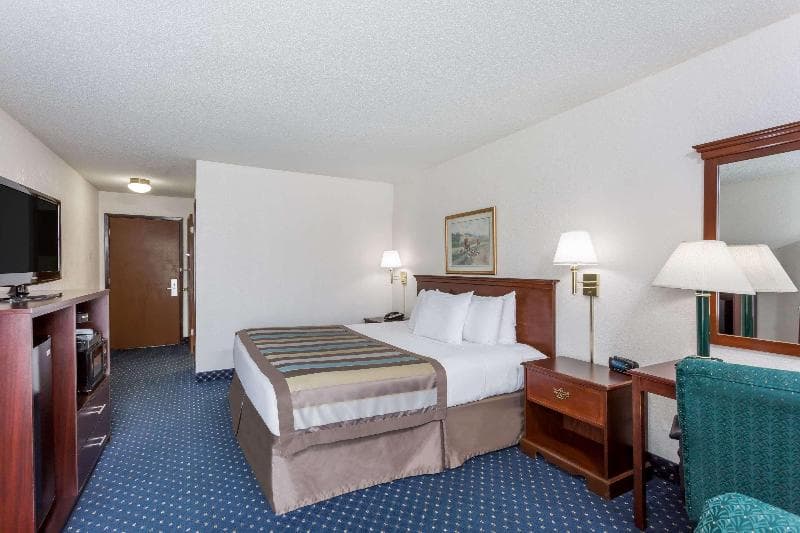 Baymont By Wyndham Greensboro/Coliseum photo 1