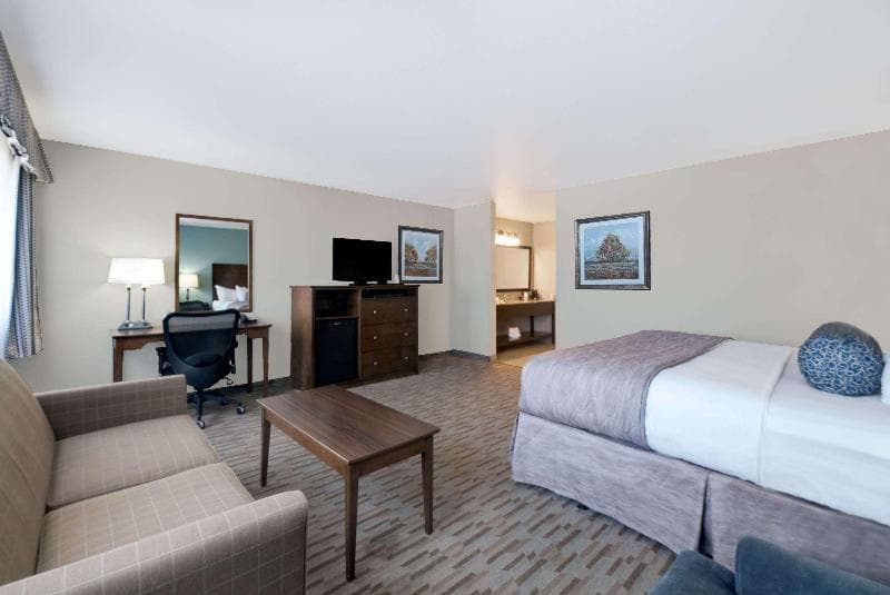 Baymont by Wyndham Minot photo 1