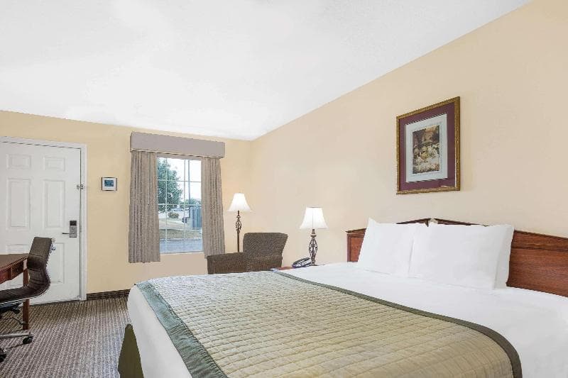 Baymont By Wyndham Meridian photo 1