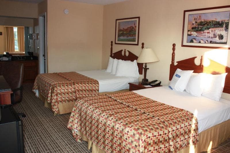 Red Roof Inn And Suites Calhoun 5