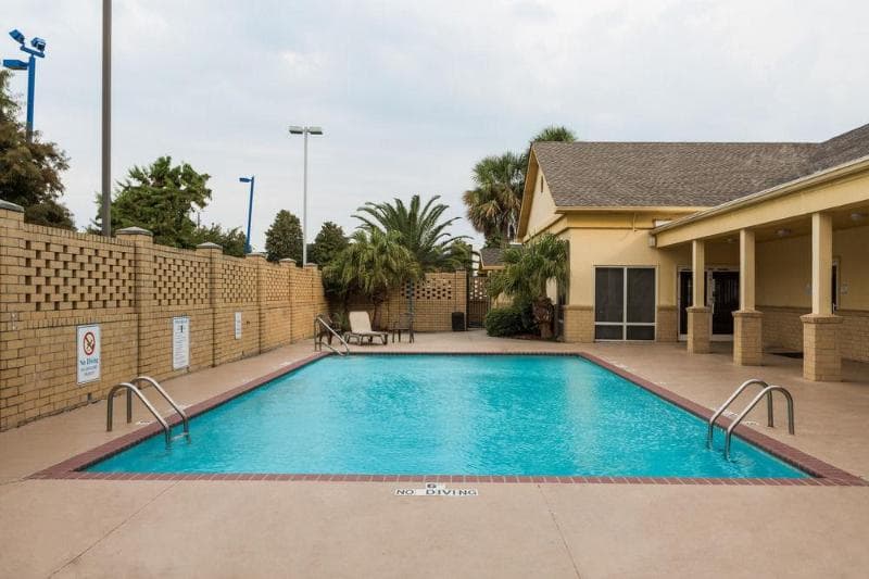Trident Inn & Suites photo 1