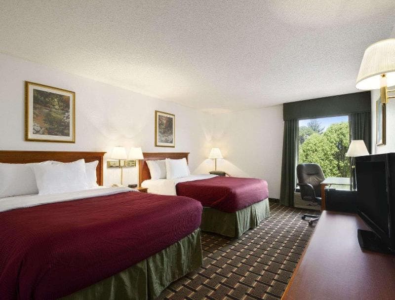 Baymont by Wyndham Crossville photo 1
