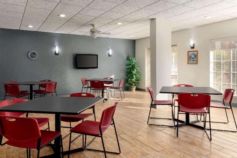 Days Inn by Wyndham Lawton 3