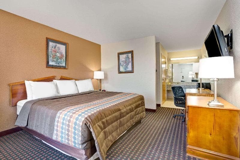 Days Inn by Wyndham Hernando 5