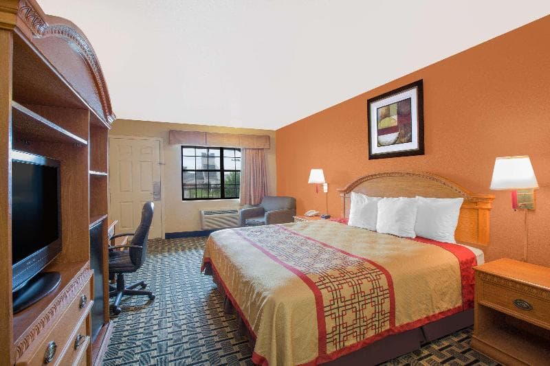 Days Inn by Wyndham Monroe 3