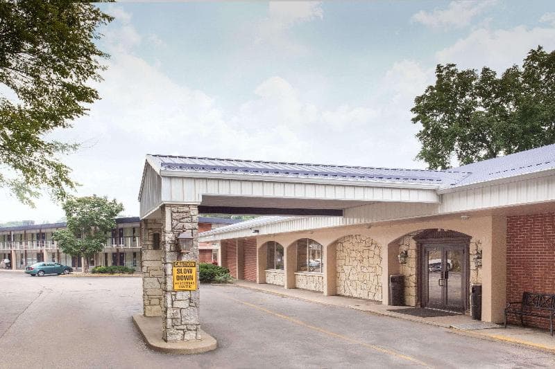 Days Inn by Wyndham Dubuque 4