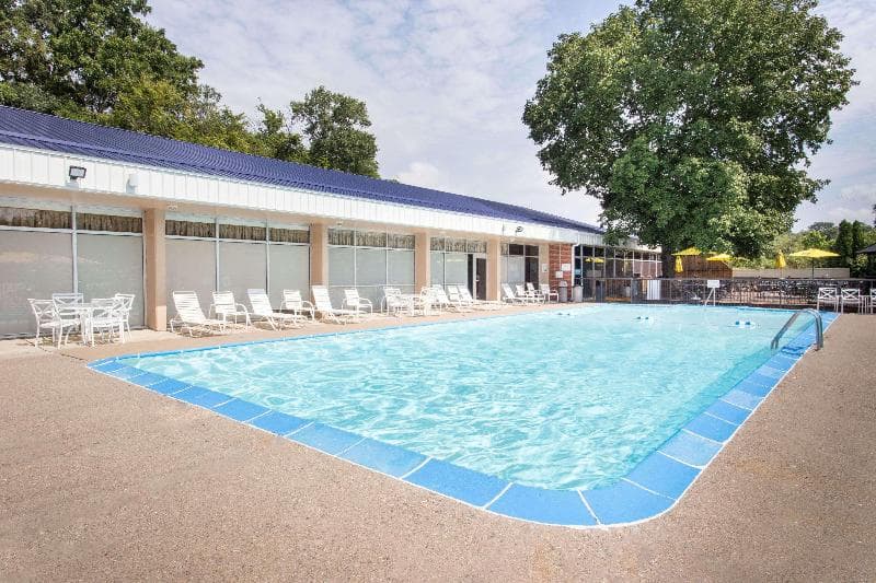 Days Inn by Wyndham Dubuque 3