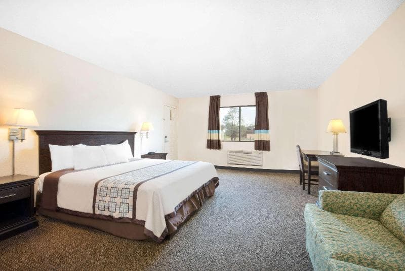 Days Inn by Wyndham Hobbs 2