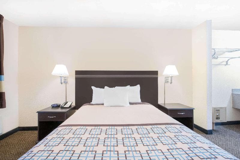 Days Inn by Wyndham Hobbs 5