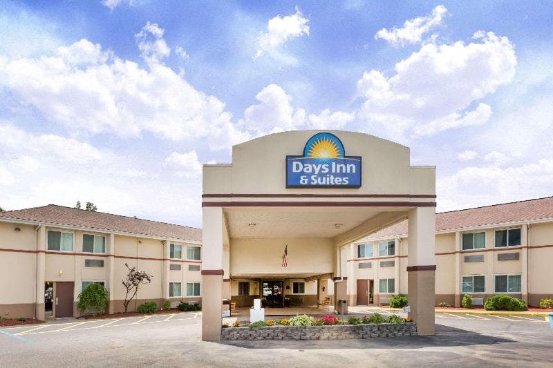 Days Inn & Suites By Wyndham Bridgeport - Clarksburg photo 1