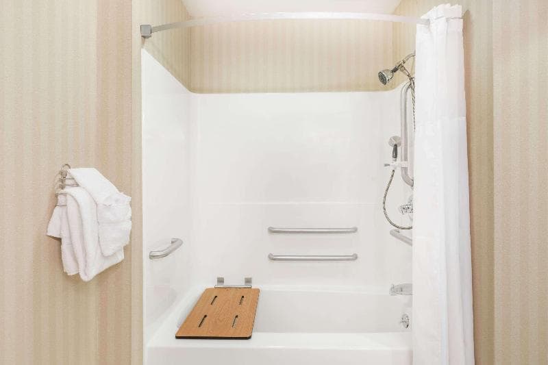 Days Inn & Suites By Wyndham Bridgeport - Clarksburg 5
