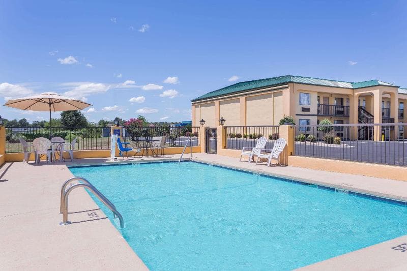 Days Inn By Wyndham Byron 4
