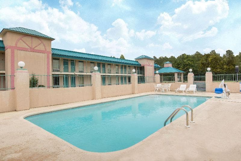 Days Inn By Wyndham West Point 2