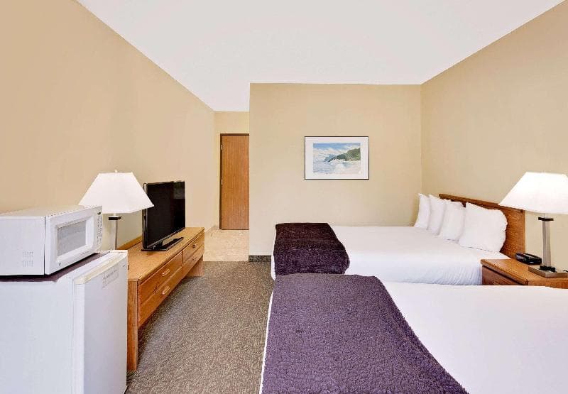 Days Inn by Wyndham Cadillac 4