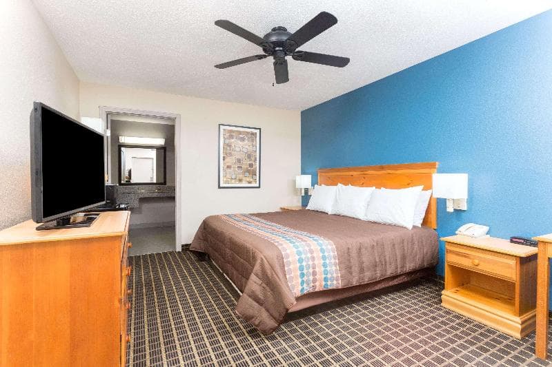 Days Inn By Wyndham Forest 3