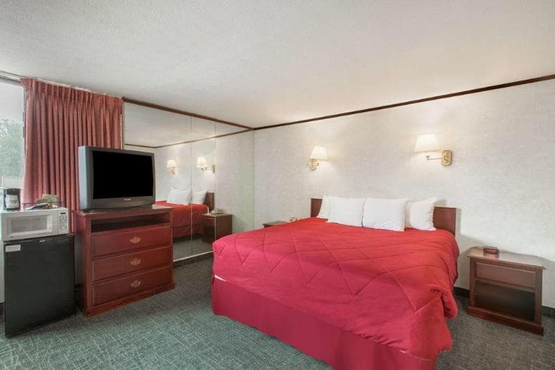 The Schenectady Inn & Suites