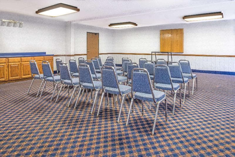 Days Inn by Wyndham Pontoon Beach 2