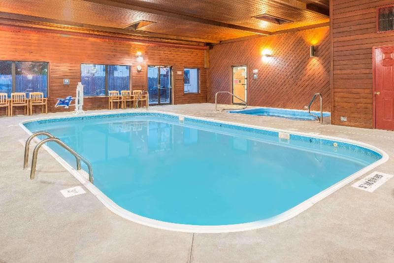 Days Inn by Wyndham Pontoon Beach 5