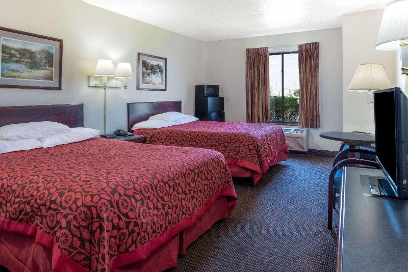 Days Inn by Wyndham Pontoon Beach 4
