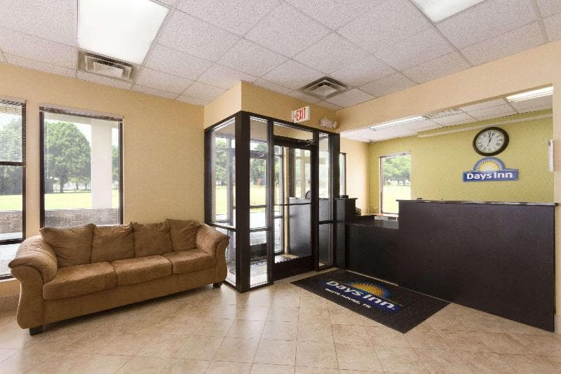 Days Inn By Wyndham White House 2