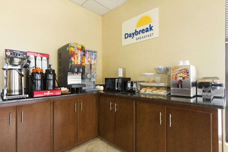 Days Inn By Wyndham White House 3