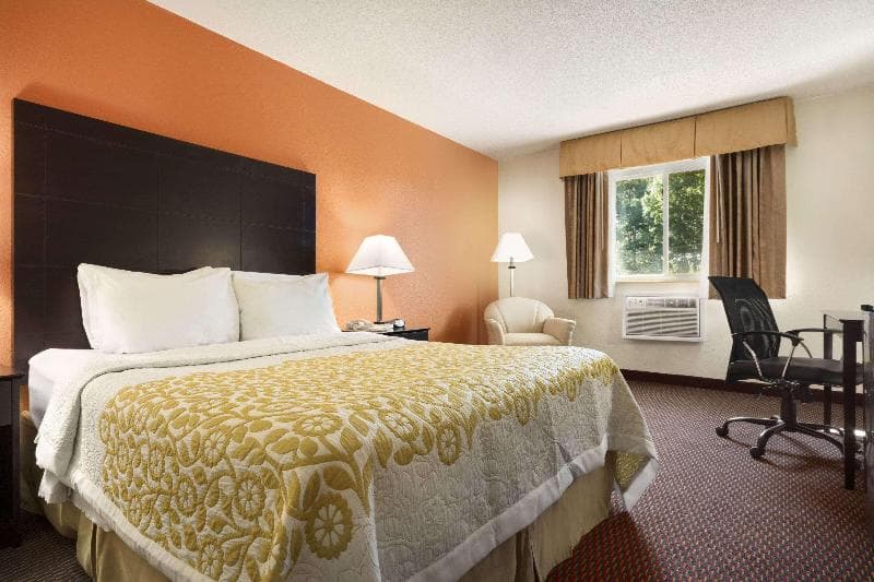Days Inn by Wyndham Greenwood 3