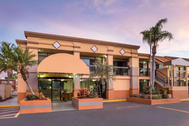 Travelodge by Wyndham Fort Myers North 5